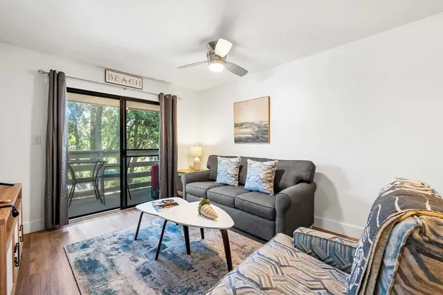 Living room at Fiddler’s Cove 18I